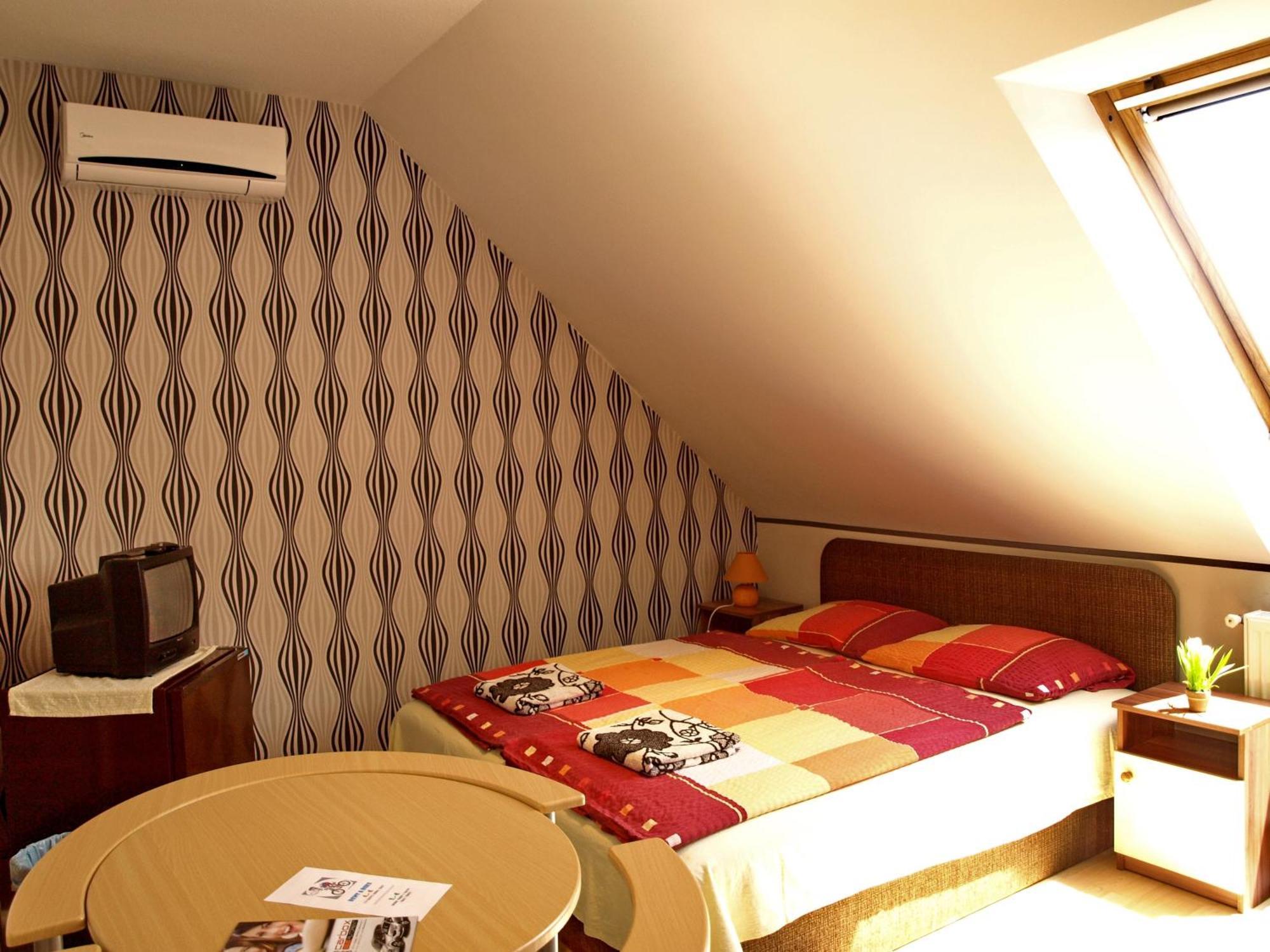 Illes Vendeghaz Hotel Keszthely Exterior photo