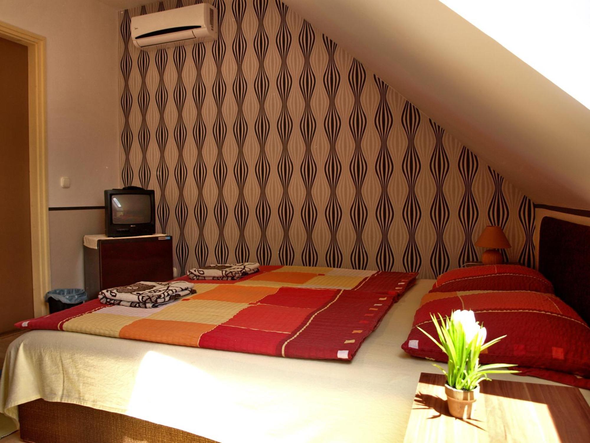 Illes Vendeghaz Hotel Keszthely Exterior photo