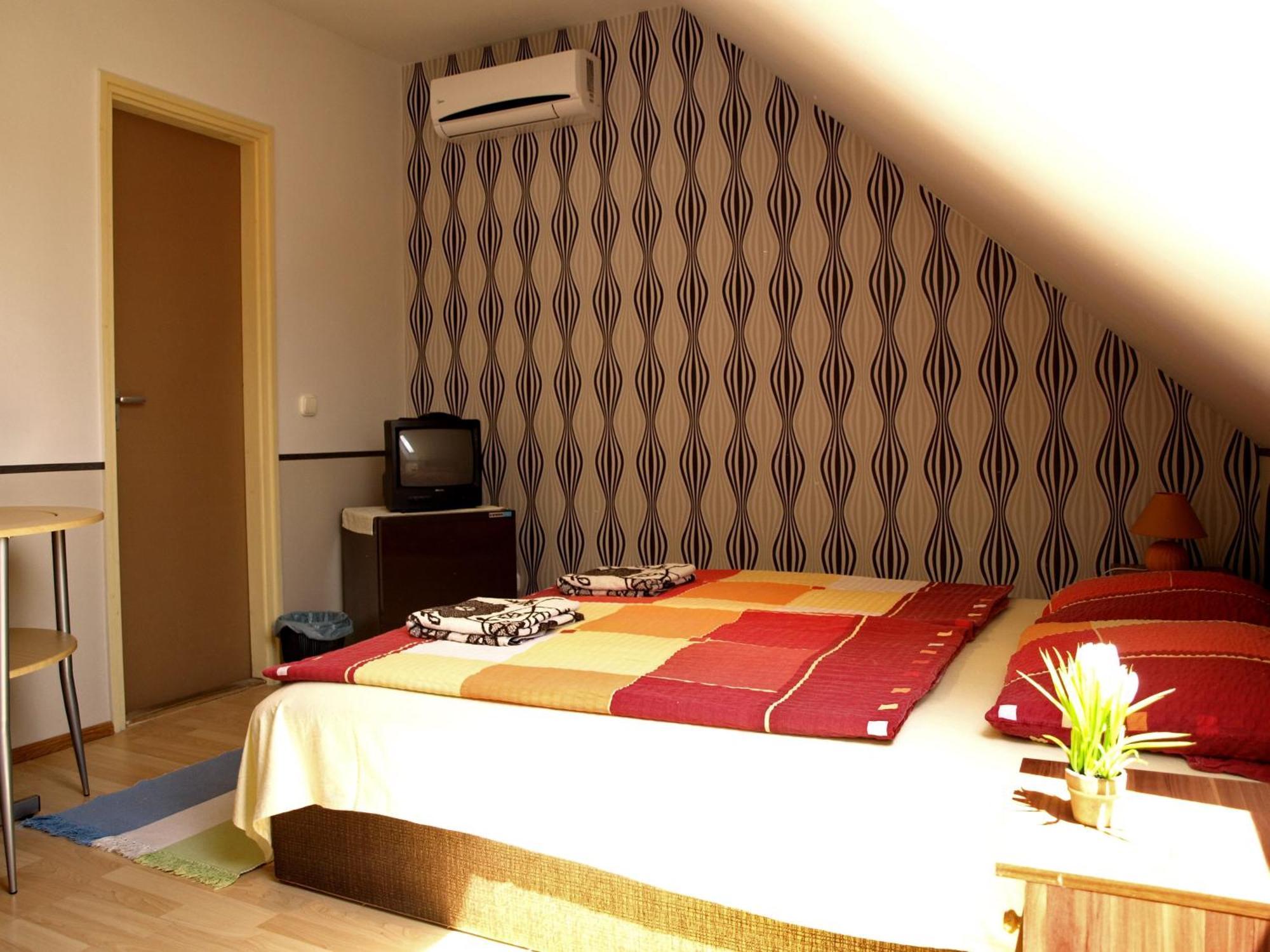 Illes Vendeghaz Hotel Keszthely Exterior photo