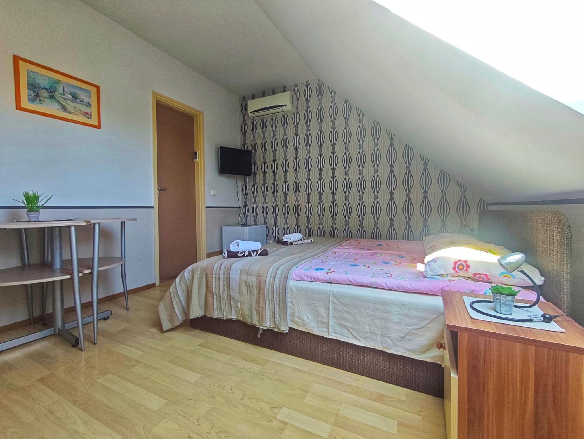 Illes Vendeghaz Hotel Keszthely Exterior photo