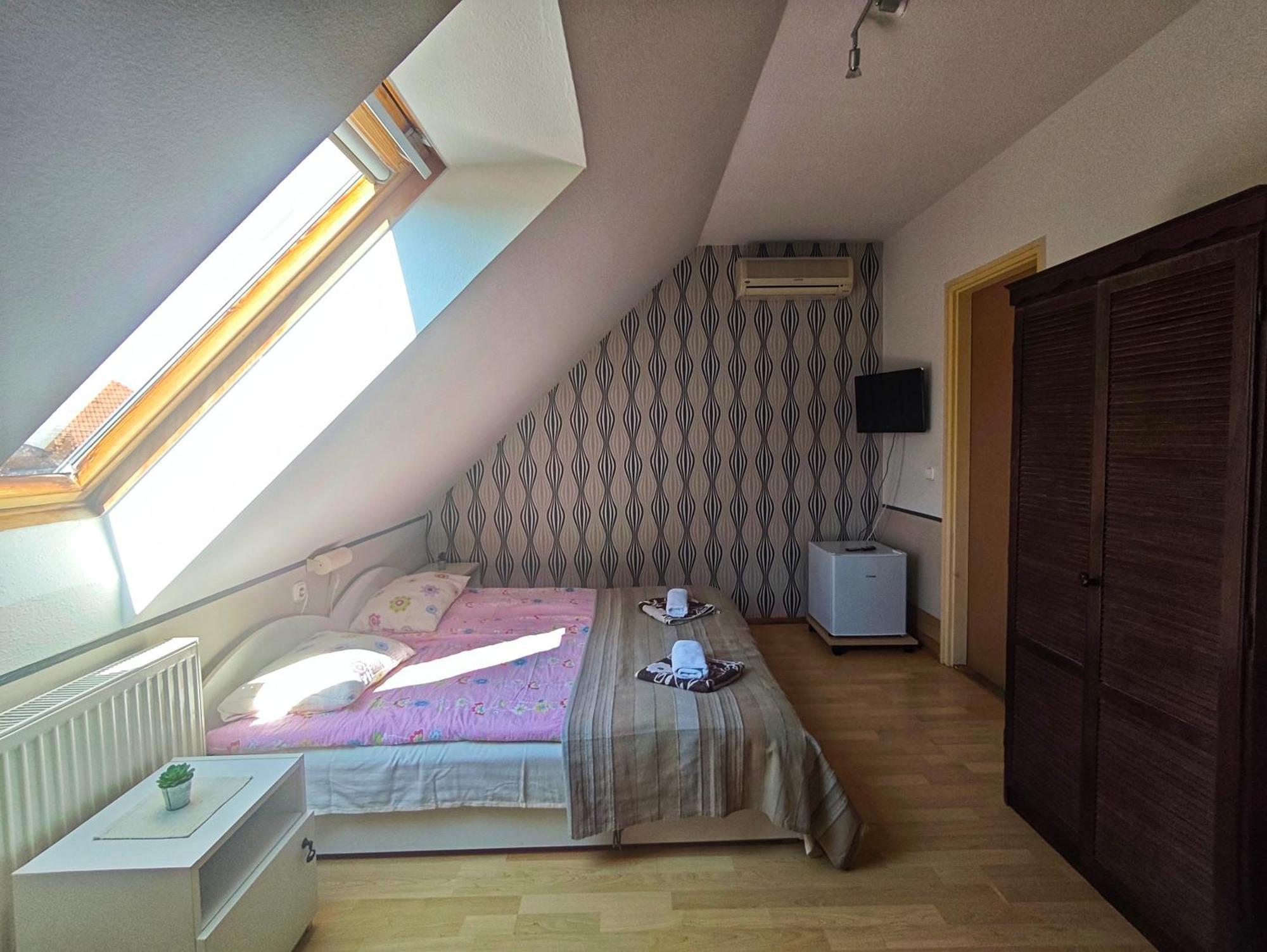 Illes Vendeghaz Hotel Keszthely Exterior photo