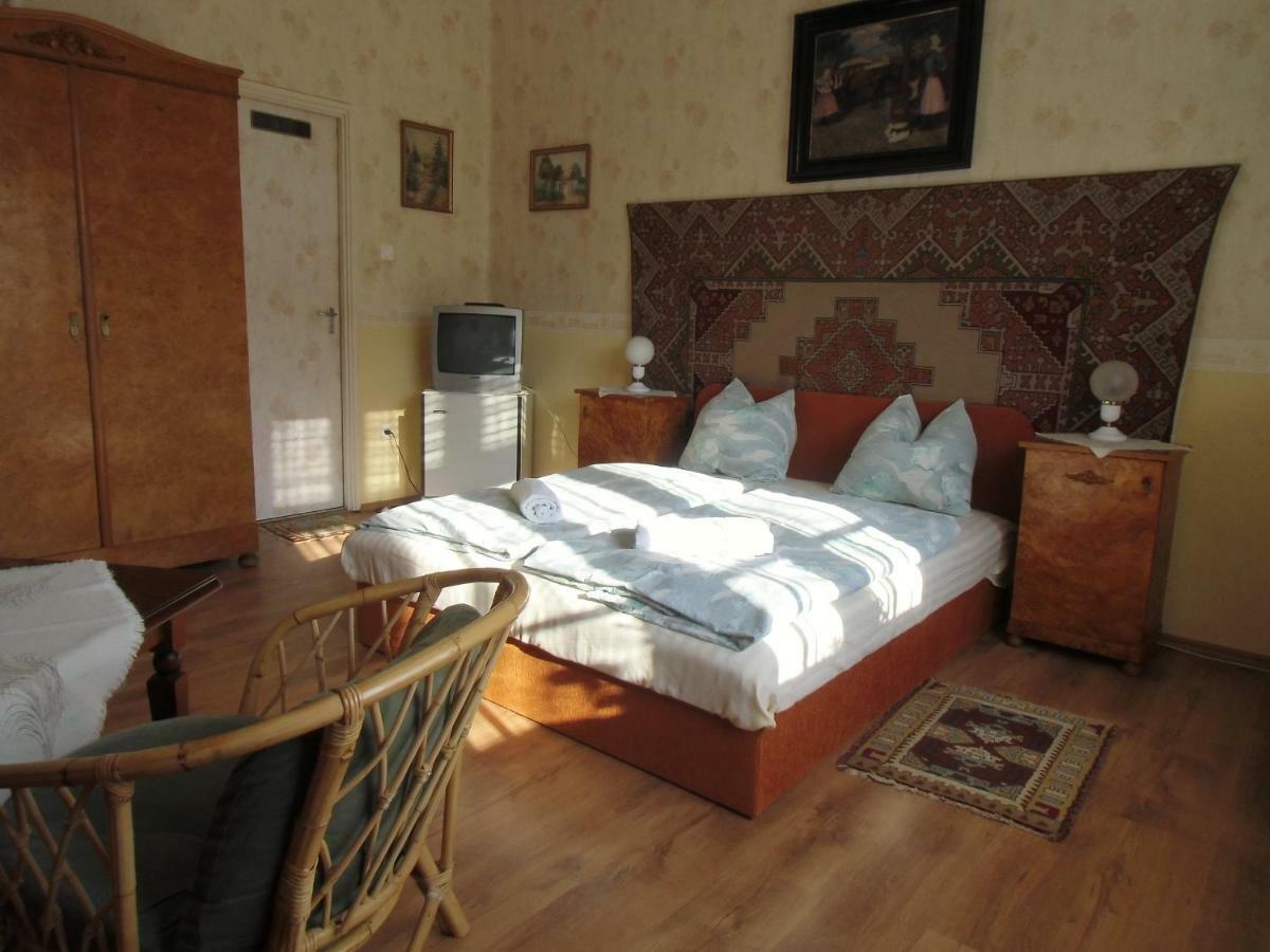 Illes Vendeghaz Hotel Keszthely Exterior photo